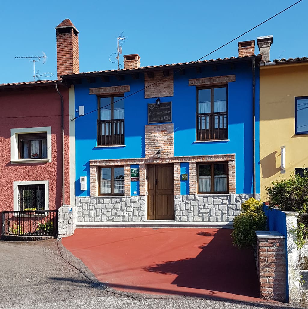 Fachada principal de los Apartamentos Rurales Marrubiu en Poo, Llanes.