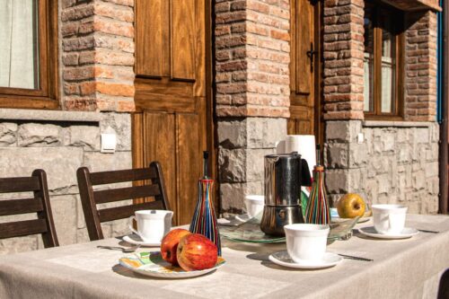 Mesa preparada para desayuno en la terraza de los Apartamentos Marrubiu.