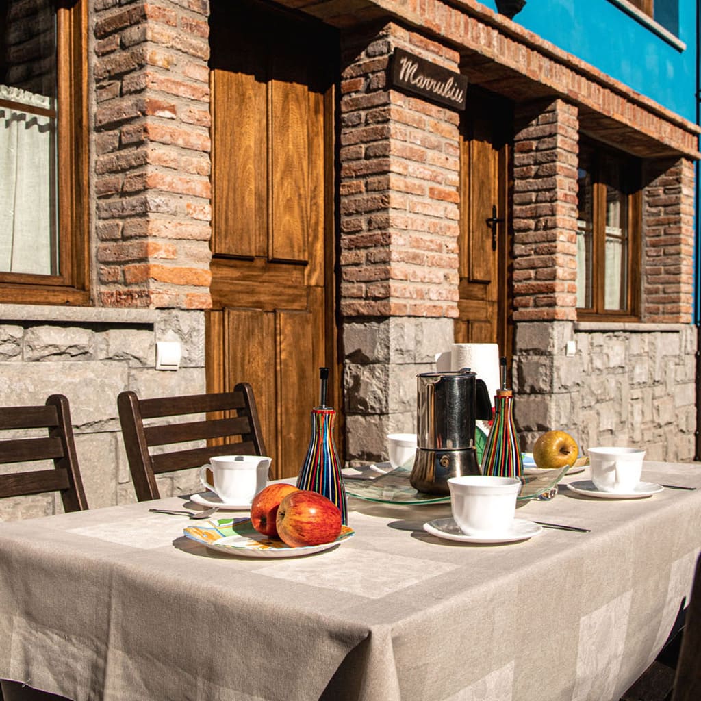 Mesa preparada para el desayuno en la terraza de los Apartamentos Marrubiu.