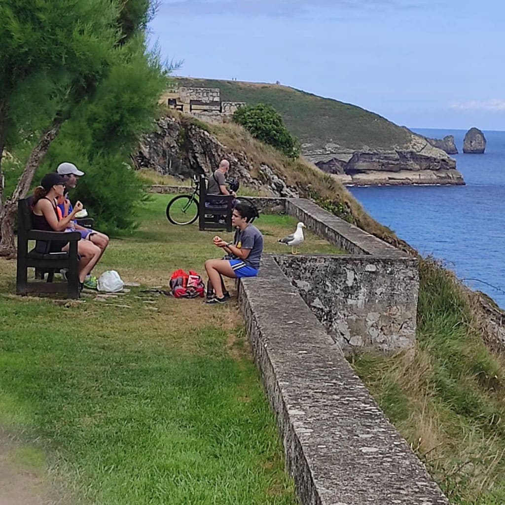 Vista del mirador paseo de San Pedro, en Llanes, cerca de los Apartamentos Marrubiu.