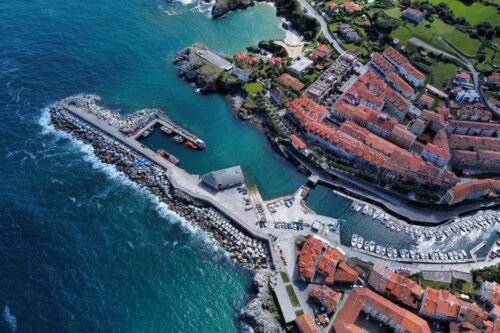 Vista aérea de Llanes, con su puerto náutico deportivo y el paisaje costero.