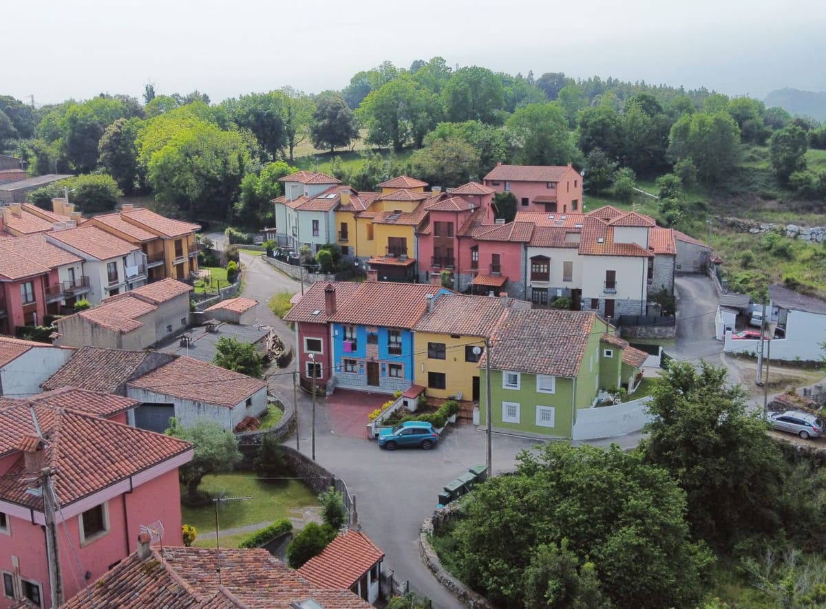 Vista aérea del pueblo de Poo con los Apartamentos Marrubiu al centro.